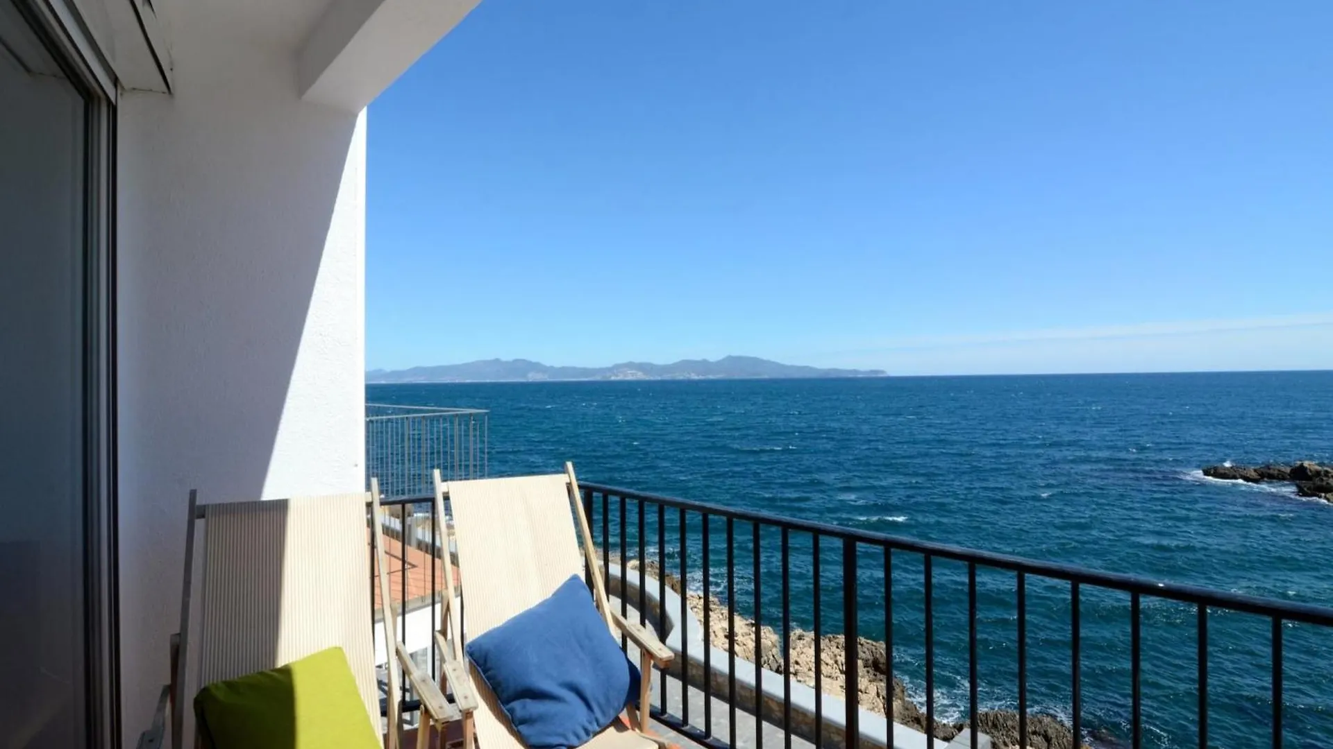 The Apartment In L'Escala Has 1 Bedrooms
