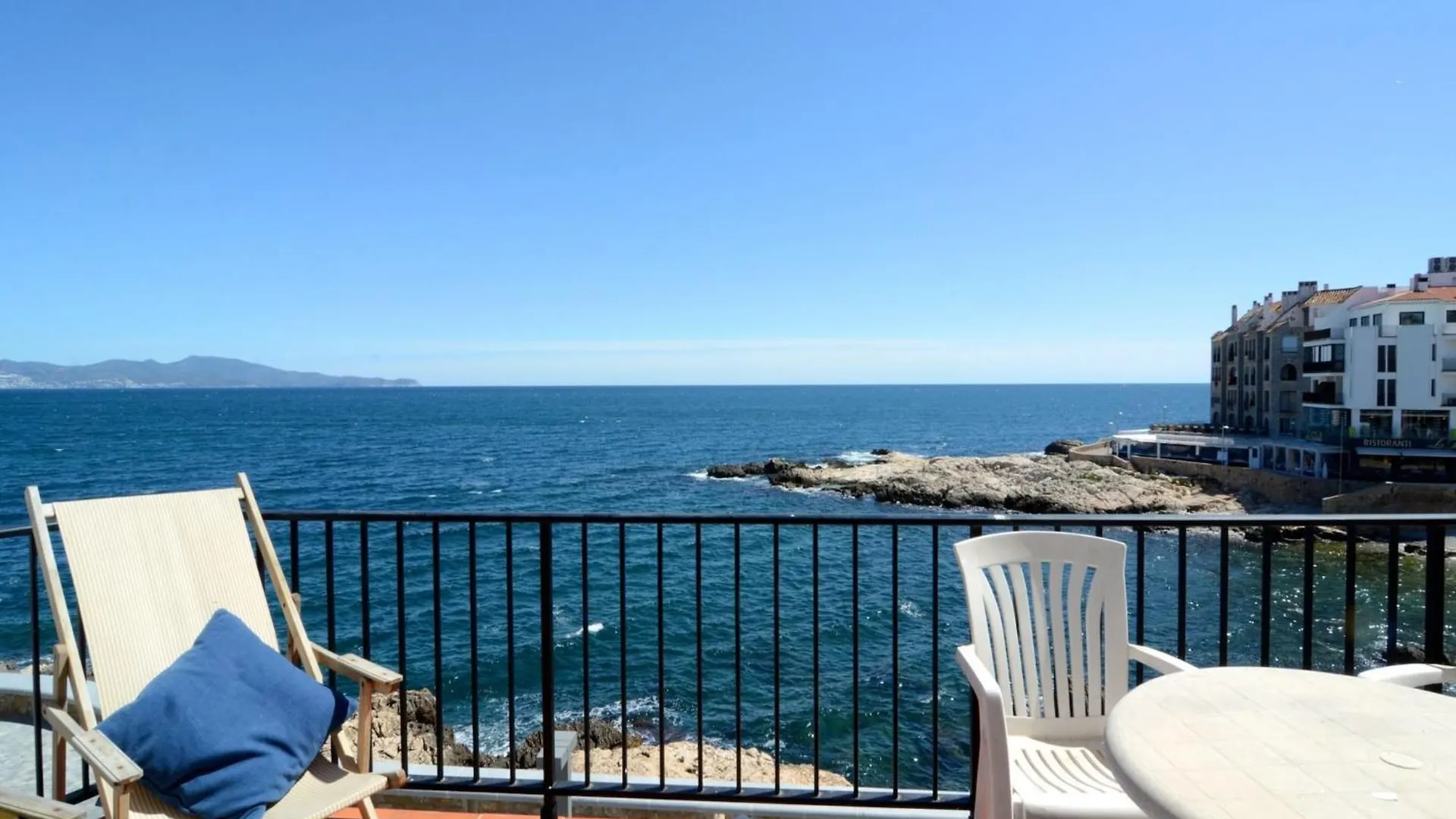 The Apartment In L'Escala Has 1 Bedrooms